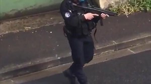 Dans le Val-d'Oise, un gendarme plaque au sol une femme armée lors d'une intervention extrêmement impressionnante. Bravo aux gendarmes ! Pour aider la police à combattre la délinquance, cliquez ici : https://bit.ly/3uxd0zr | Institut pour la Justice