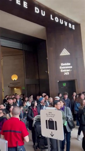 Parigi, furto al Museo del Louvre: i visitatori vengono evacuati