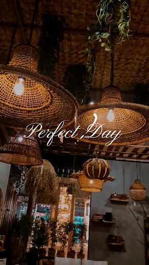 Créer une ambiance, ce n’est pas juste éclairer… C’est faire ressentir ✨ Suspensions naturelles, lumière chaleureuse, esprit exotique chic 🌿 Vous aimez ce style ? 📍 Deco 3000 – Jurbise #deco3000 #lumierenaturelle #bohemechic #decorationinterieur #suspension