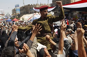 Top army commanders defect in Yemen