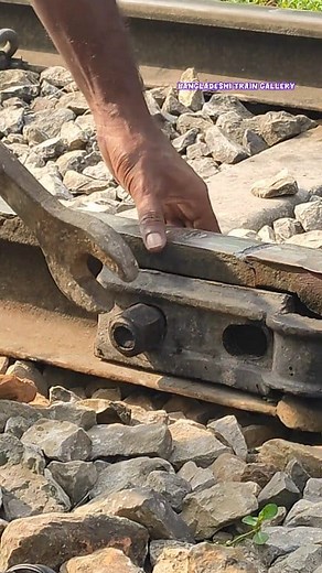 broken Rail track repair - Hard working Job Keyman #fbreelsfypシ゚viralfbreelsfypシ゚viral #lsviralシfb #fbreelsfypシ゚viralvideo #fbreelsfypシ゚viralシ #fbyシvideo #fbreelsvideo #emdgt42 #benapolexpress #Akotaexpress #freighttrain | Bangladeshi Train Gallery