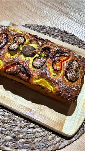 les Mets de Zhor🇩🇿🌸🇩🇿🌸🇩🇿cuisine du monde on Instagram‎: "Ce cake n’est pas juste un cake… c’est une scène de nos richesses 🇩🇿🇩🇿 Des légumes aux couleurs franches, des herbes qui parfument doucement, une harmonie simple et sincère. Des petits morceaux de poulet fondants, mêlés aux poivrons rouges et verts, aux oignons, aux champignons laissés entiers, à la tomate séchée… et cette touche de maïs qui apporte sa douceur. À la découpe, tout se révèle : le champignon s’étire en longues tra