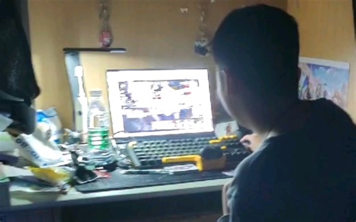 舍友凌晨2点还没睡觉，看看他在干嘛🤔