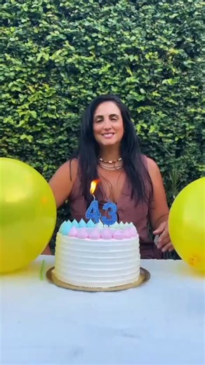 La Casa de María Zeta® 🧿 on Instagram: ""Dicen que el orden de los factores no altera el producto... ¡y yo hoy lo comprobe 🎂✨ ​Oficialmente son 43, pero mi energía (y mis velas) dicen que son 34. Bienvenidos los 40 y tantos, con espíritu de 30 y pocos. 🥂🤭 Feliz Cumple para mi ❤️🫶 #Mis43 #EternaJuventud #BenjaminButtonVibes #BirthdayGirl"