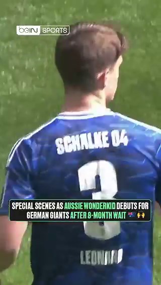 Aussie teen Dylan Leonard made his debut in front of 62,000 and these were the scenes after the game 🤯❤️🇦🇺Schalke really get crowds like this in the 2nd tier of German football. Madness.What an experience for Leonard, who had to wait 8 months for his debut due to registration issues and a serious ankle injury.How he went: https://t.co/wbkl5zW0zbWatch Bundesliga 2 LIVE on beIN Sports 📽️ @beINSPORTS_AUS
