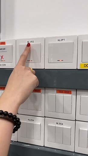 Me messing with the light switch 😎 #lightswitch #sounds #satisfying #justforfun #trend #fyp #foryou #foryoupage