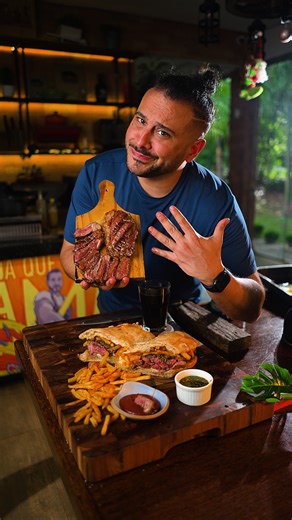Patricio Carvalho on Instagram: "Faça essa 5 superstições e coma a picanha mais perfeita da sua vida👀🔥 Ingredientes👇: 1 picanha Maturatta Chimichurri: 2 colheres de sopa de salsinha picada 2 colheres de sopa de orégano 1 colher de chá de pimenta calabresa 1 colher de chá de páprica Pimenta do reino a gosto Sal a gosto 100 ml de vinagre de maçã 200 ml de azeite A primeira superstição é usar o pano de prato no ombro. Só quem é churrasqueiro de verdade ostenta. A segunda é fazer leves cortes na 