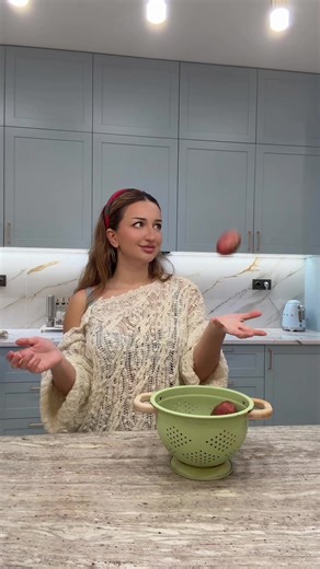 🥧 Shepherd’s Pie – բաղադրատոմս Մսային շերտի համար․ • 300–500 գ աղացած միս (տավար) • 1 սոխ — մանր կտրատած • 1 ցողուն նեխուր — մանր կտրատած • 1 գազար — մանր կտրատած • 1 պճեղ սխտոր — մանրացրած • ½ թ/գ չորացրած ռոզմարին • 3 ճ/գ տոմատի մածուկ • մի փոքր կարմիր գինի • 1 թ/գ սև պղպեղ • Աղ՝ ըստ ճաշակի Կարտոֆիլի խյուսի համար․ • 5 կարտոֆիլ • 2 ճ/գ կարագ • Մի պտղունց աղ • ½ թ/գ սև պղպեղ • ¼ բաժակ կաթ (ավելացնել քիչ-քիչ, մինչև ճիշտ խտություն ստանալը) Կարտոֆիլը լավ լվանում, ծակծկում ենք մի փոքր աղ անում, ու 