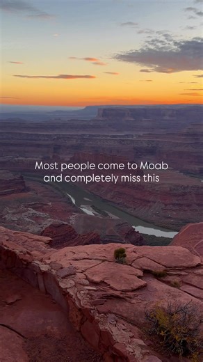 TIPS & INFO for Dead Horse Point State Park 🌌 Stay after dark if you can It’s an official dark sky park. Star gazing here is NEXT LEVEL on clear nights. 📍 Go early or late Midday light is harsh and crowded. Sunrise and sunset are cooler, quieter, and the views are unreal. 🚗 Easy access, big payoff You can drive right to the main overlook. No long hike required to get the iconic view. 🥾 Short trails, massive views The rim trails are mostly flat and easy. You don’t need to be a hardcore hiker 