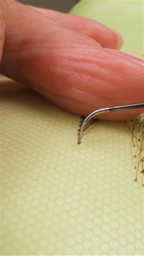 This is a double split knot. Grab one or two hairs. Pull through. Done. Every hole filled. Volume. Density. Height. A lift off the base you can see. It won’t release. It won’t come off easy. Built to last for clients who are hard on their pieces. 📌 Save this if you want durable, full-bodied hair that holds through everything. Learn how Merria creates volume and resilience inside Hair Mastery. Credits Hair & Instruction: @merriadearman Creative Direction: @merriadearman & @hair__mastery Video & 