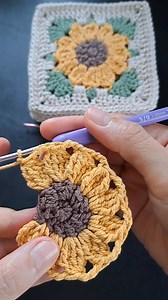 Beautiful crochet flower granny square 🌸🌼✨️ #crochet #grannysquare #crochetbag | Chompu Handicrafts