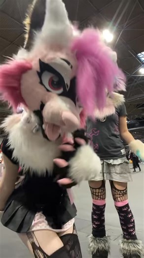 Queenie on Instagram: "Freeze 🥶 Hope you have the most amazing weekend Follow my other social YouTube: Queenie0w0 TikTok: queenieowo Work Instagram: @queenies.costumes Likes,shears and comments are always appreciated 💕 #furry #fursuit #furrys #dance"