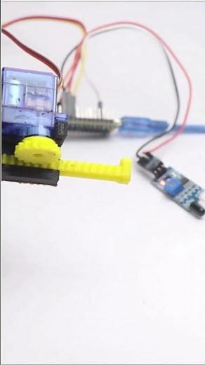 Arduino controlling servo using IR sensor #arduino #arduinoproject #diy
