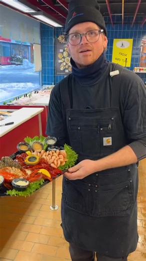 Hilbert Christiansen on Instagram: "Der er kærlighed i luften ❤️❤️ Vi har i anledning af Valentines dag lørdag den 14/2 Lavet et kærlighedsfad ❤️ Der er kærlighed til 2 personer Prisen er 650,00 kr. Og på fadet er der Hummer 🦞 Østers 🦪 Krebs🦐 Rejer 🍤 30 gr. Caviar ❤️ Aioli Chilimayo Dildressing Skal bestilles senest torsdag den 12/2 På ☎️ 66121227 Eller kom ind forbi 😍 Vi ses i Klaregade ❤️ #lavmadsammen #hilbertchristiansen #hilbertchristiansenfisk #fisketubikken #news"