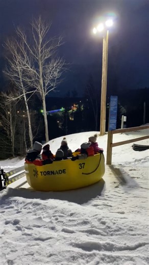 Dès aujourd'hui et tout au long de la période des Fêtes, la glisse se poursuit jusqu’à 20 h. Sous les éclairages, avec une musique d’ambiance, le site des Glissades se transforme au coucher du soleil! Les versants Tube et Rafting-Tornade s'illuminent pour encore plus de fun! Achetez vos billets en ligne et économisez : https://domainedespaysdenhaut.com/les-glissades/experiences-et-tarifs/ ✨✨✨ Starting today and throughout the holiday season, the slopes will be open until 8 p.m. Under the lights,