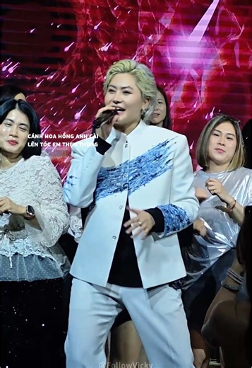 Cuối tuần là trở lại lắc lư, lên nhạc cùng idol 💃🏻 #VickyNhung #followvicky #Mashupngoinhahoahong #nhachaymoingay