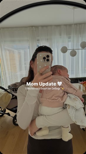 Bianca | 𝑍𝑤𝑖𝑙𝑙𝑖𝑛𝑔𝑠𝑚𝑎𝑚𝑎 + 1 👦🏽 | 𝑅𝑒𝑧𝑒𝑝𝑡𝑒 🥢 on Instagram: "Ja, unser Kinderwagen steht im Wohnzimmer 👀 So fällt es mir leichter, beide gleichzeitig zum schlafen zu bringen 🤍 In der Schwangerschaft habe ich kaum etwas Süßes gegessen, hatte garkein Appetit drauf. Dafür jetzt umso mehr 🥲 Vorallem nachts beim Stillen, ihr wollt nicht meine Nachttisch - Schublade sehen haha #zwillinge #geburt #baby #mamaalltag #twins"