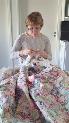 The hexagon quilt is almost finished - all it needs is one last long seam... I've been working on this quilt for almost five years, and so many memories have been stitched into it. This long-term project has taught me perseverance - it's not easy to keep going, and it's natural to loose motivation. But I'm almost there... What's the longest project you've worked on? Happy Monday! ❤️ #nordiccrafter #nordiccraftervideos #epp #hexagon #handsewn #slowstitching #hexagonquilt #handsewing | NordicCraft