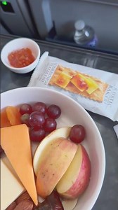 DELTA AIRLINES FIRST CLASS BREAKFAST *SFO to STL #shorts #firstclass #solotravel