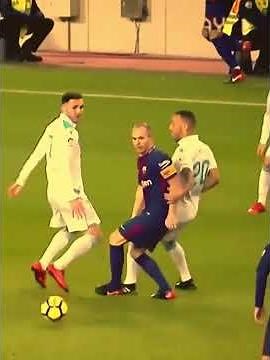 waa maxay sababta Bollon dor loo siin waayeey iniesta