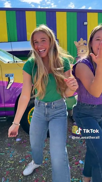 Make That, Make That 👏🏽 Pt. II #MrWeatherall #Lafayette #Louisiana #MardiGras #JohnEWeatherall DC: @chantell_cormier 📍@Bead Busters