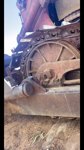 Tightening the tracks on the old TD14 #dozers #td14 #chain #nsw #australia #fyp #foryoupage #farming #2020 #newholland #farmlife