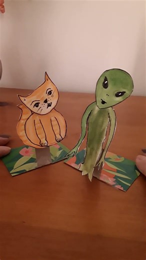 "when good friends lie". paperdoll show. kitty and extra. (alien &cat)