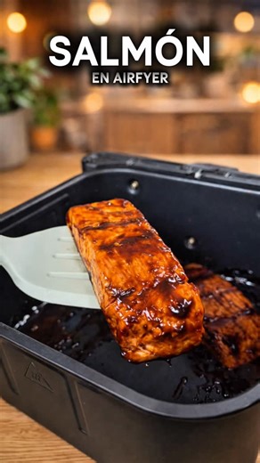 Recetas fáciles by Marcos Serén | 🐟🔥 SALMÓN EN AIRFRYER —> jugoso y listo en menos de 10 minutos. Con solo 5 ingredientes puedes preparar este salmón en freidora de aire:... | Instagram