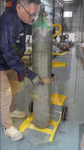生産工場では、ガスボンベはどのように運搬しているのでしょうか？使用しているのは、ガスボンベ用提手＋ガスボンベ運搬台車 です。#stronghandtools #溶接 #溶接工 #welding