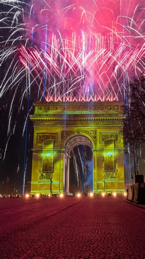 Cândido Barroso | Vous connaissez un réveillon plus spectaculaire que celui-ci ? 👀🔥 Full Video Mapping Show Timelapse💥✨💫 Feu artifice Nouvel An 2026 Paris •... | Instagram
