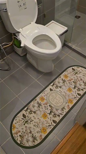 ไอเดียง่ายๆ งบหลักร้อย 🌿แค่เปลี่ยนพรมเช็ดเท้า ห้องน้ำก็สวยขึ้นทันทีพรมเช็ดเท้า ลาย botanical สดชื่น