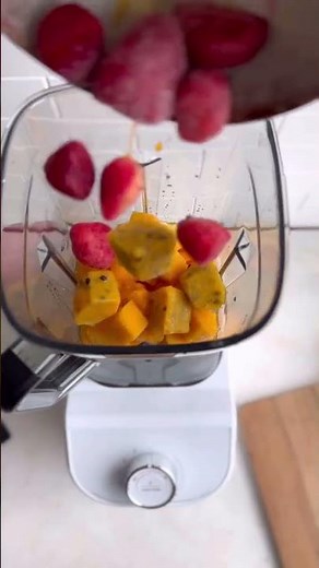 TROPICAL SMOOTHIE ☀️ This mango & passion fruit smoothie is super easy