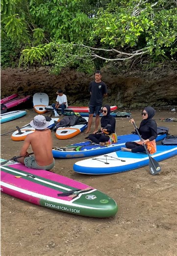 nah jadi gini ya , tenang , sebelum main kita kasih brifing dulu untuk arahan cara main paddle nya 🏄‍♀️🌊 Info & rsrv Bisa Dm/Wa 085226730297 #pangandaranbeach #pantaipangandaran #pangandaranpaddleboard #standuppaddle #paddlepangandaran