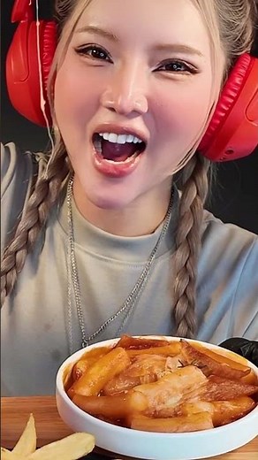Blonde mukbang asmr Fried Chicken and Coca-Cola late at night 🌙