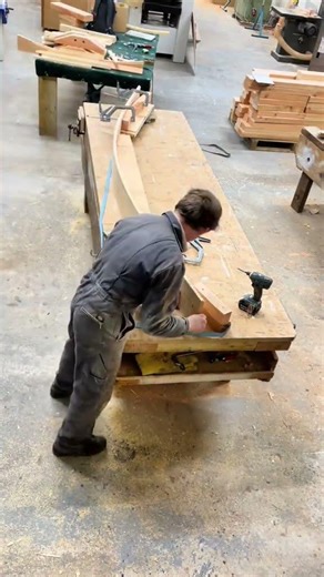 How to bend skirting, shown was a kerfed base plate then a curved top moulding. #woodworking #diy