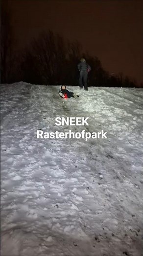 Sneek Burgemeester Rasterhoffpark glijden in de avonduurtjes. #Sneek #sneeuwpret #sleerijden #snow