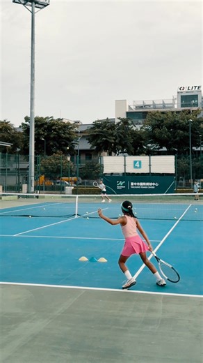 👇🏽3點教你如何步步穩拿match point (CH/EN) 如何打出「穩定、又有質量」的致勝球？ 在比賽中，關鍵分的穩定度往往決定勝負。 這不只是心態問題，更是整體動作、預判與節奏控制的結果。 要在 match point 打出「穩定又有質量」的球，關鍵在於3個要點： 1️⃣到位比發力更重要 多數失誤都來自沒有站好。訓練中我們會強調「主動跑動到位」， 讓身體有完整空間擊球、保持身體平衡， 在正確的位置下產生穩定的球質。 2️⃣控制節奏，而非急於出手 在關鍵分時，對手也會緊張。 這時的關鍵是「維持自己的節奏」， 以穩定的拍面角度與擊球節奏讓對手先犯錯， 再伺機進攻。 3️⃣穩定來自可重複的動作 無論是底線對拉、接發球還是主動進攻， 動作重現性是最重要的基礎。 每次訓練中，我們都要求選手在相同節奏下 完成多次高品質擊球， 建立「一樣的動作，打出一樣的球」的能力。 這類訓練的核心不是追求華麗擊球，而是讓選手在壓力情境下能保持技術品質與決策清晰度。 當穩定性夠高、球質足夠深重時，那一拍致勝球自然會出現。 _ At match point, stability under pressur