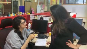 Tag that friend jo "ek bite" bolke sab kuch khaa leta hai! Mirchi Sarah #MirchiRJs #Friends #Foodie #Office #Funnyvideo #Funny | Mirchi Plus