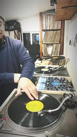 Songs & Samples Quick Mix Records from the discography of Biggie Smalls aka the Notorious BIG. Some of the best soul music was the DNA of all of the hip-hop classics. Which is your favorite? #adjnamedflow #flowsloops #whosampled #notoriousbiggiesmalls #badboyrecords #originalsample | DJ FLOW - Chris Santos