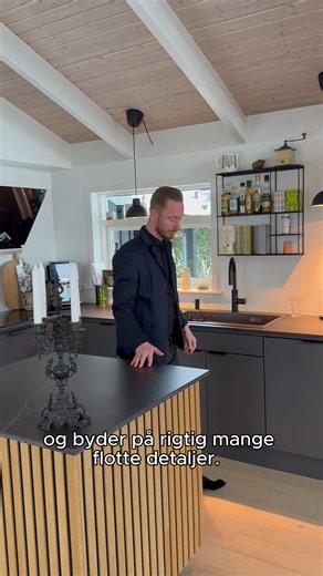 𝑾𝑶𝑾 𝑺𝑰𝑲𝑲𝑬 𝑬𝑵 𝑵𝒀𝑯𝑬𝑫🤩 𝑀𝑖𝑑𝑠𝑜𝑚𝑚𝑒𝑟𝑣𝑒𝑗 4, 𝐹ø𝑙𝑙𝑒 𝑆𝑡𝑟𝑎𝑛𝑑, 8410 𝑅ø𝑛𝑑𝑒📍 Gennemført og moderne fritidshus i særklasse💫 Det er en stor fornøjelse at byde velkommen til Midsommervej 4, som er velbeliggende i attraktive Følle Strand - blot 250 meter fra vandkanten. Området er kendt for sine naturskønne omgivelser. Foruden den gode badestrand, er der også Kalø skovene i gåafstand, og Mols Bjerge er "lige i baghaven". Derudover skal det nævnes, at køretiden til Aarhus