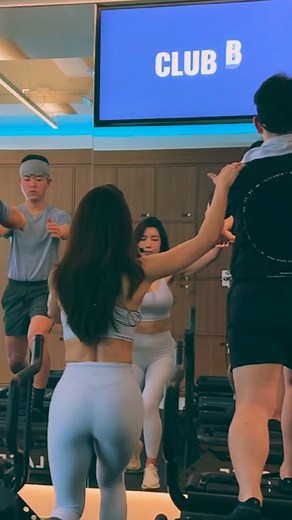 Wannabe Linda on Instagram: "_ 클럽비 오픈3주차 ing 감사하게도,아직 3주 밖에 안되었다는게 믿기지않을만큼 꽉채운 스케쥴을 보내는 요즘이에요 점차더 다양하고 매력적인 프로그램으로 찾아뵐께요! 메가포머는 꼭 경험해 보셔야해요.!! ⚡️ 클럽비와 함께요☝🏼 @club.b.seoul #clubb#megaformer#lagreefitness#hotclub#클럽비#workout#fit"