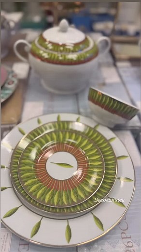 ✨ Service de table en porcelaine – 25 pièces ✨ 🍲 1 soupière 🍽️ 6 grandes assiettes 🍽️ 6 assiettes moyennes 🍽️ 6 petites assiettes 🥣 6 bols Pour une table élégante, raffinée et pleine de charme 🤍 #Décoraffiné #ArtDeLaTable #VaisselleChic #DécorationMaison #Porcelaine #TableÉlégante #ServiceDeTable #StyleRaffiné #MaisonÉlégante #InspirationDéco | Decoraffinée