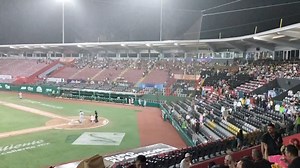 15K views · 222 reactions | LLEGA LA LLUVIA A VERACRUZ A las 21:00 horas se registra la caída de lluvia en la ciudad de Veracruz tras meses de espera y olas de sofocante calor. Aunque fue ligera alegró a los jarochos. | Pluma Negra | Facebook