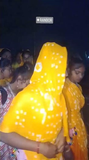 जब आप किसी गाने या वीडियो को देखते हैं, तो YouTube Mix उसी तरह के similar videos / songs को एक साथ च