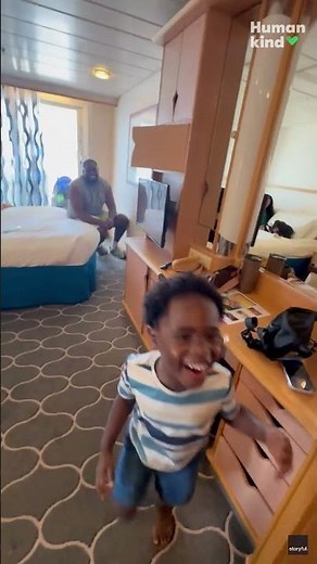 Little boys have priceless reaction after finding each other on same cruise
