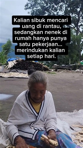 Kalian sibuk mencari uang di rantau,sedangkan nenek di rumah merindukan kalian setiap hari.