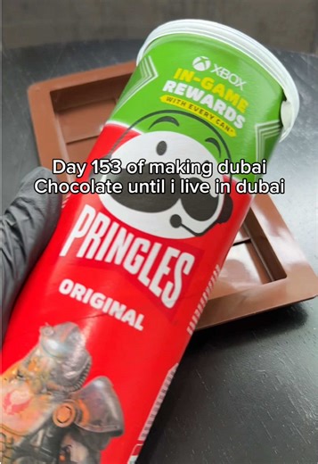 When original pringles meets Dubai chocolate 🍫❤️ #dubai #dubaichocolate #day1 #pringle #viral
