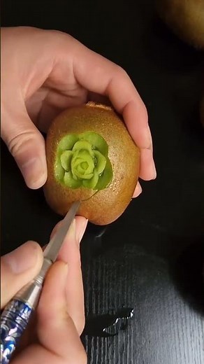 Beautiful Kiwi Fruit Carving | Creative Fruit Art Design 🍃✨ #Shorts