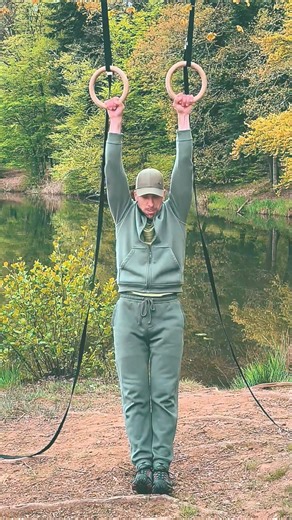 Les anneaux de gymnastique au bord de l'eau