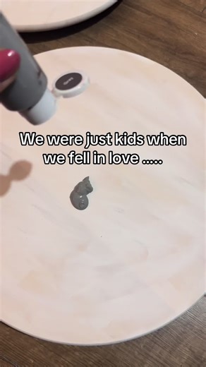 🧩 Struggling to find a meaningful, unique gift 🎁 I’ve got you! 💡 This handpainted Lazy Susan was created to celebrate 40 years of love, laughter & memories 💕 The couple’s names, a special date, — and the rest? Left to my imagination 🎨 I still can’t believe I painted this 😍, but just love the colours and how pretty it has turned out. 💍 One love 🌹 Countless memories 🎁 A gift they’ll treasure forever ✨ Every Lazy Susan I make is one-of-a-kind ✨. Made for any occasion. Perfect as a centre p